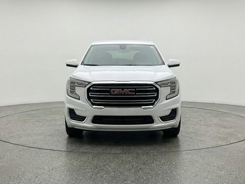 Used 2024 GMC Terrain SLE FWD image 2