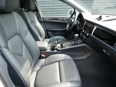 Used 2025 Porsche Macan image 30