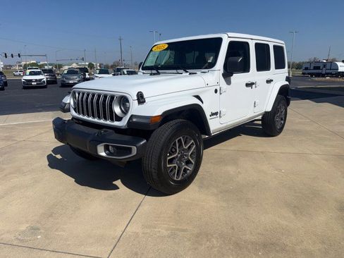 Used 2025 Jeep Wrangler Sahara image 5