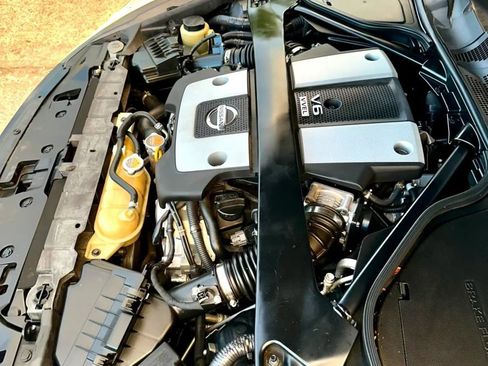 Used 2016 Nissan 370Z Touring RWD image 38