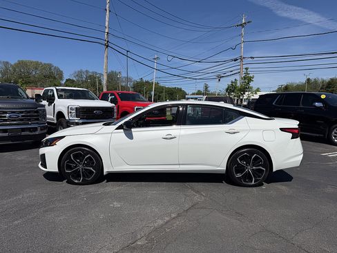 Used 2023 Nissan Altima 2.5 SR w/ SR Premium Package AWD/4WD image 3