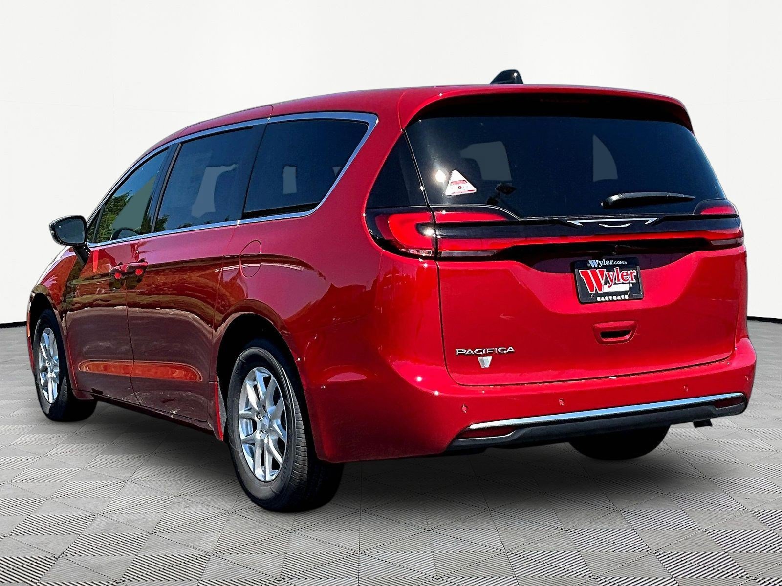 New 2027 Chrysler Pacifica Select AWD/4WD image 4