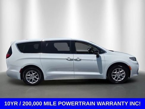 Used 2024 Chrysler Pacifica Touring-L FWD image 6