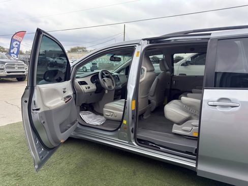Used 2014 Toyota Sienna XLE image 10
