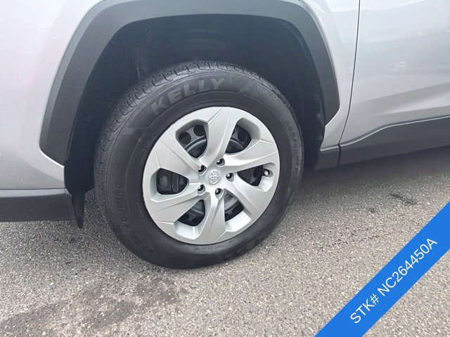 Used 2022 Toyota RAV4 LE AWD/4WD image 4