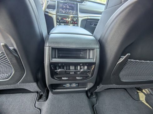 Used 2023 Jeep Grand Cherokee Laredo AWD/4WD image 15
