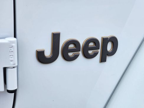 Used 2022 Jeep Wrangler Unlimited Rubicon w/ Xtreme Recon 35" Tire Package AWD/4WD image 13