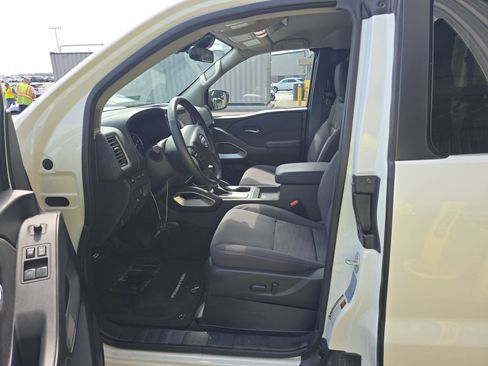 Used 2024 Nissan Frontier SV w/ SV Convenience Package image 14