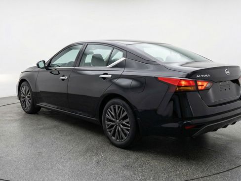 Used 2025 Nissan Altima 2.5 SV image 6