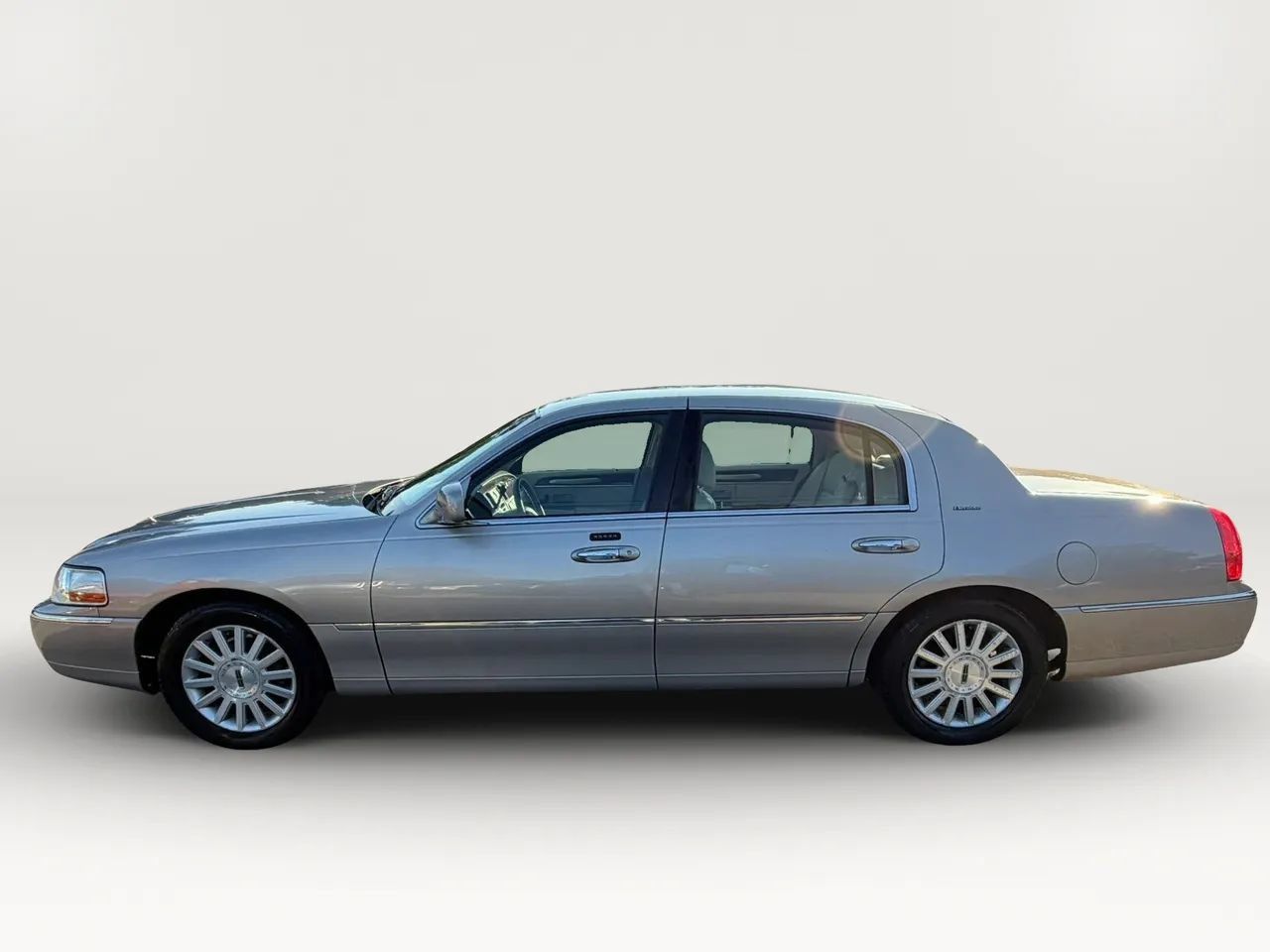 Used 2003 Lincoln Town Car Executive RWD image 6