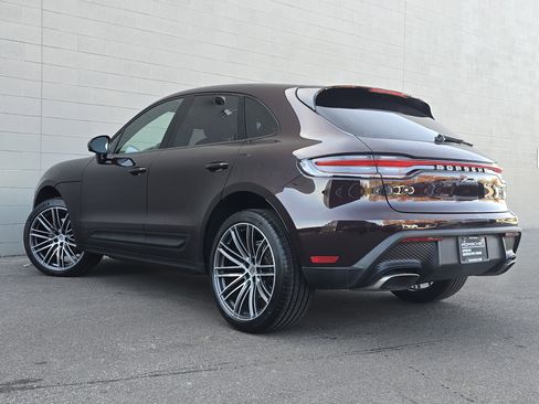 Certified 2025 Porsche Macan image 3