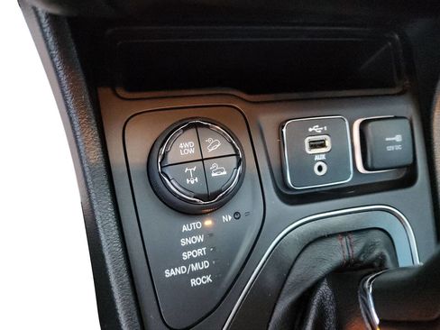 Used 2022 Jeep Cherokee Trailhawk image 31