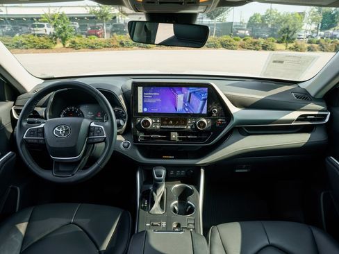 Used 2023 Toyota Highlander XLE FWD image 26