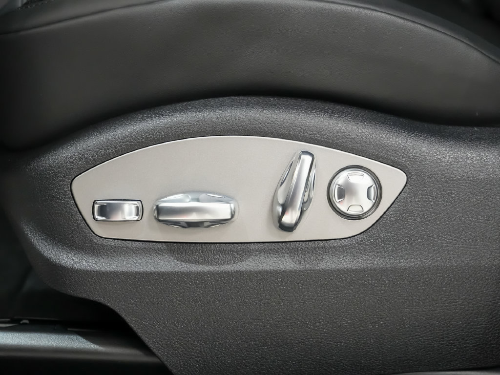 Certified 2026 Porsche Macan AWD/4WD image 24