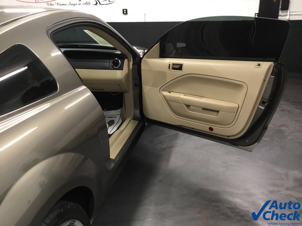 Used 2005 Ford Mustang Premium RWD image 28