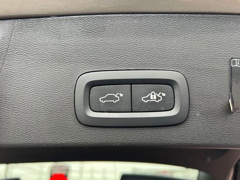 Used 2022 Volvo XC40 T5 R-Design w/ Advanced Package image 34