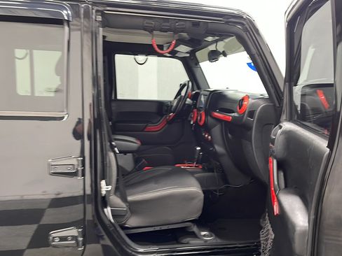 Used 2017 Jeep Wrangler Unlimited Sahara w/ Connectivity Group AWD/4WD image 21