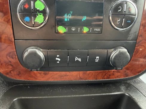 Used 2013 Chevrolet Suburban LT AWD/4WD image 19