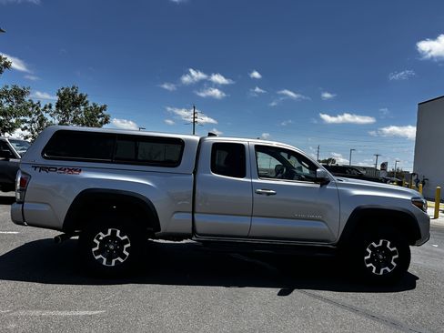 Used 2020 Toyota Tacoma TRD Off-Road w/ TRD Premium Off Road Package AWD/4WD image 6