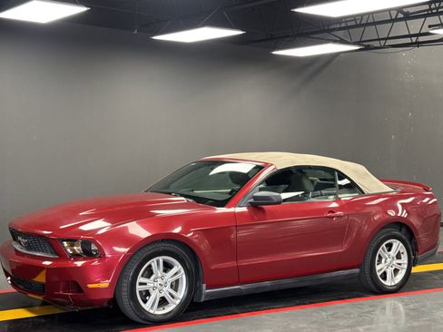 Used 2010 Ford Mustang Convertible image 8
