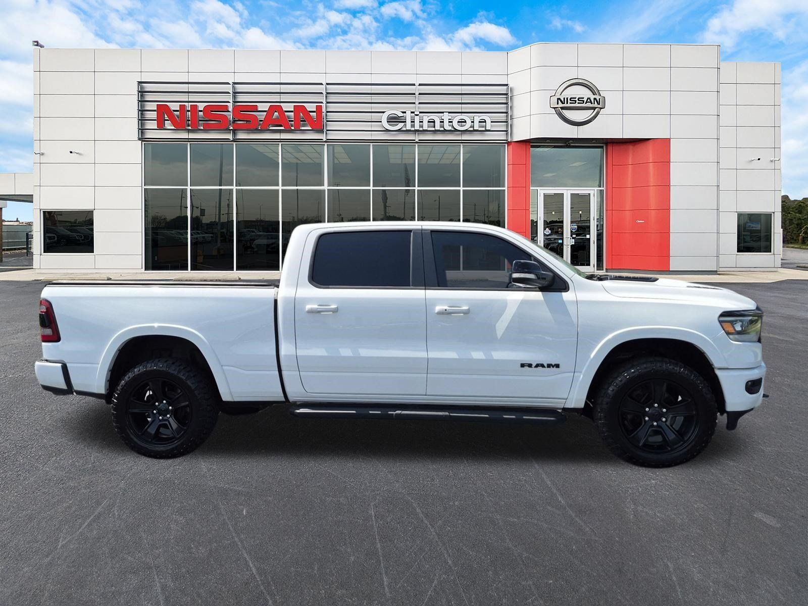 Used 2022 RAM 1500 Laramie AWD/4WD image 2