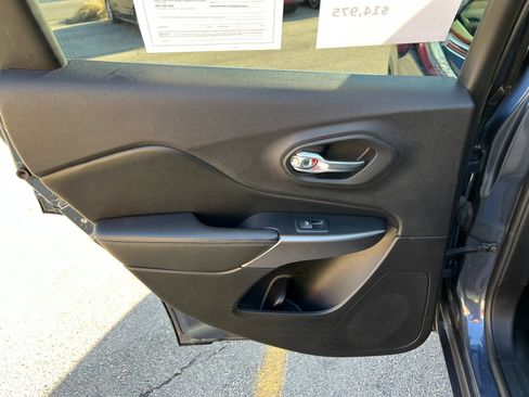 Used 2019 Jeep Cherokee Limited AWD/4WD image 28