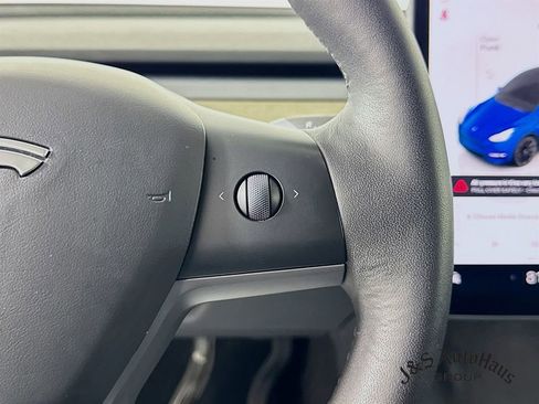 Used 2022 Tesla Model Y Long Range image 14