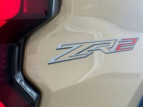 Used 2024 Chevrolet Colorado ZR2 w/ ZR2 Convenience Package III AWD/4WD image 13