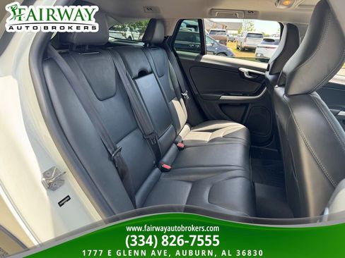 Used 2018 Volvo V60 T5 Cross Country AWD/4WD image 13