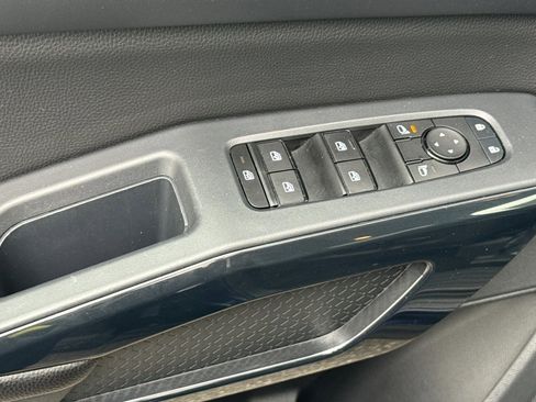 Used 2024 Nissan Pathfinder SV image 13