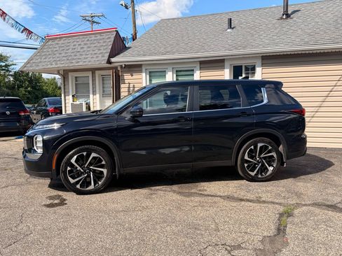 Used 2022 Mitsubishi Outlander ES AWD/4WD image 3