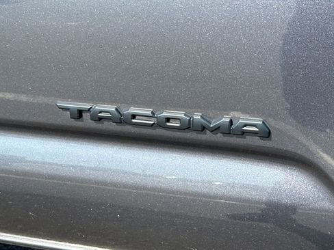 Used 2022 Toyota Tacoma TRD Sport w/ TRD Premium Sport Package AWD/4WD image 17