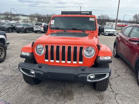 Used 2018 Jeep Wrangler Unlimited Sahara image 2