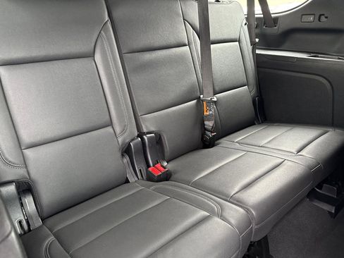 Used 2025 Chevrolet Suburban Z71 image 19