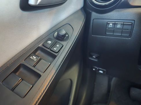 Used 2019 Toyota Yaris L FWD image 11