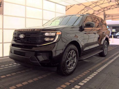 Used 2025 Ford Expedition Active AWD/4WD image 1