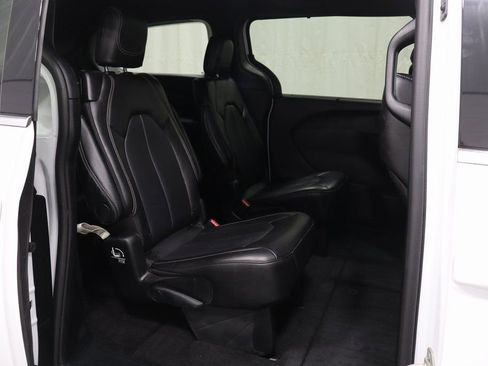 Used 2025 Chrysler Pacifica Select FWD image 17