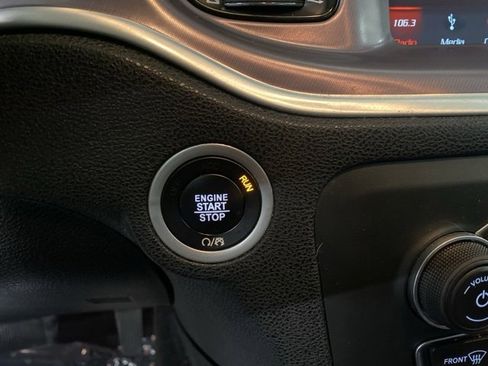 Used 2019 Dodge Charger SXT w/ Driver Confidence Group image 17