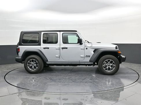 Used 2024 Jeep Wrangler Sport S image 9