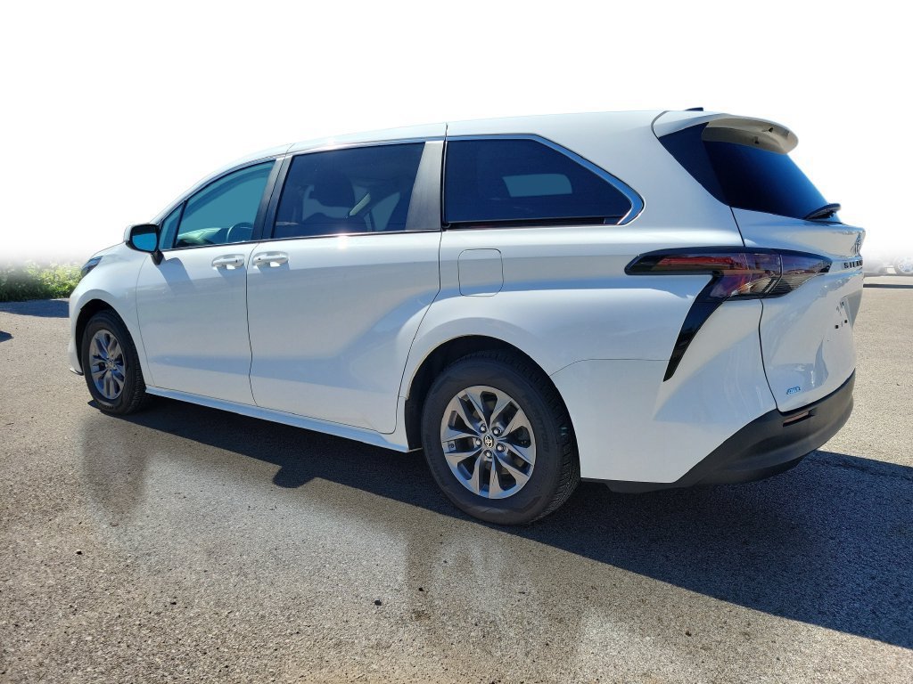 Used 2024 Toyota Sienna LE AWD/4WD image 3