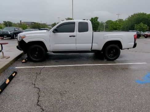 Used 2022 Toyota Tacoma SR RWD image 4