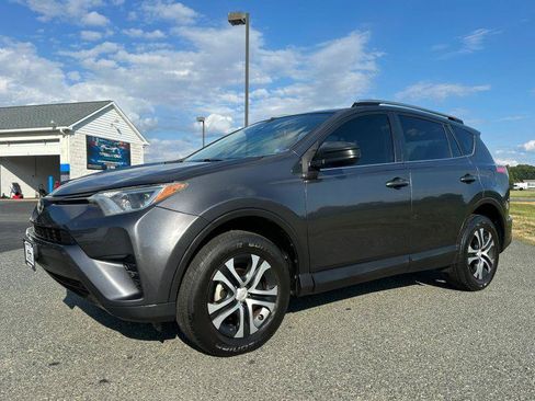 Used 2017 Toyota RAV4 LE FWD image 1