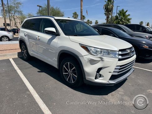 Used 2017 Toyota Highlander XLE FWD image 2