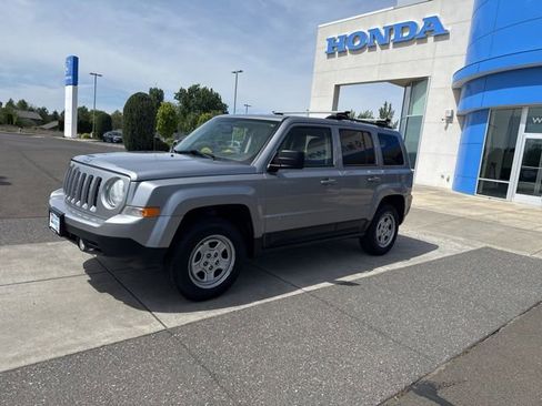 Used 2017 Jeep Patriot Sport w/ Power Value Group AWD/4WD image 13