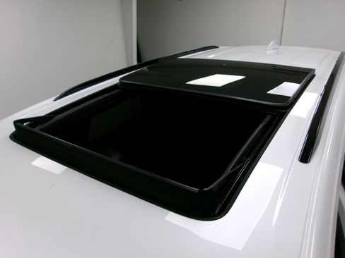 Used 2023 Cadillac XT6 Sport w/ LPO, ONYX Package image 4