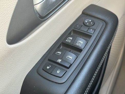 Used 2023 Chrysler Pacifica Touring-L image 23