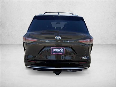 Used 2022 Toyota Sienna Limited image 6