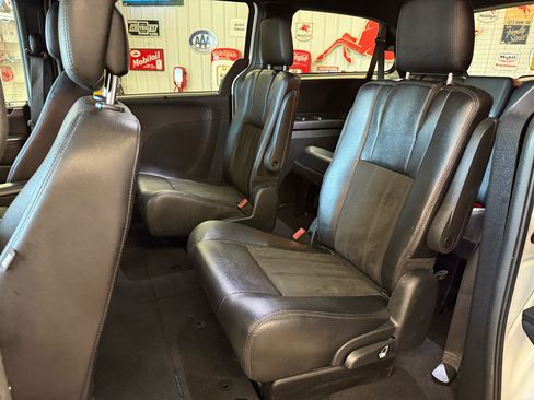 Used 2019 Dodge Grand Caravan SXT image 17