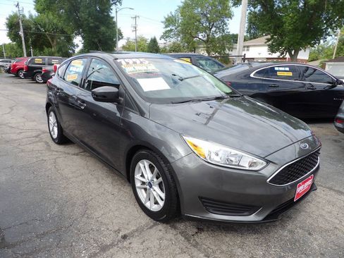 Used 2018 Ford Focus SE w/ Cold Weather Package FWD image 3