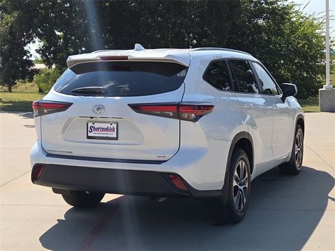 Used 2024 Toyota Highlander XLE image 7